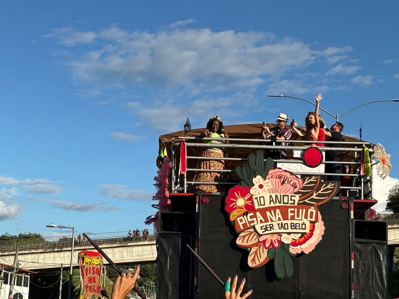 A ministra dos direitos humanos e da cidadania, Macaé Evaristo, durante desfile do bloco Pisa na Fulô