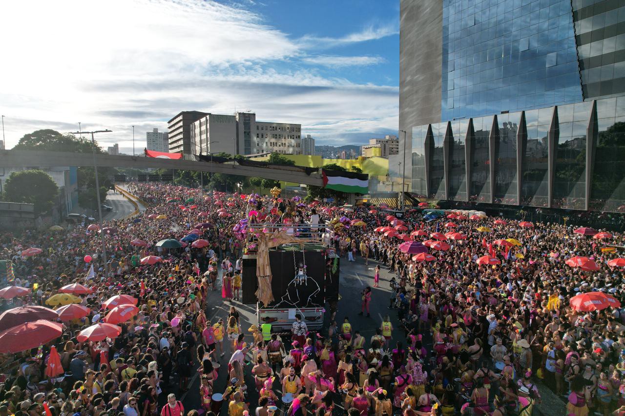Sábado de Carnaval começou muito animado na capital mineira