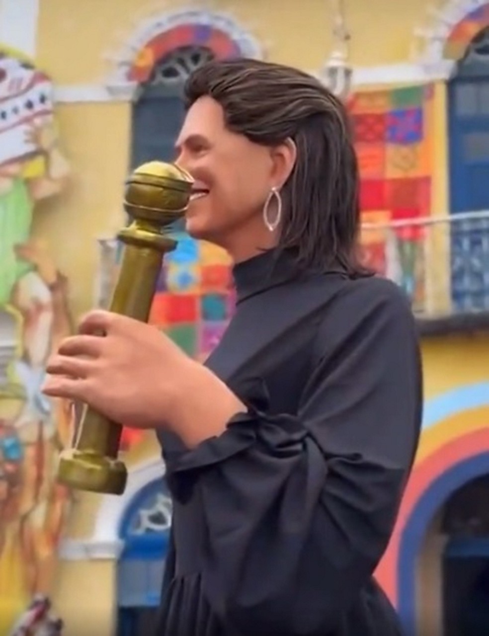 Fernanda Torres ganha bonecão no Carnaval de Olinda