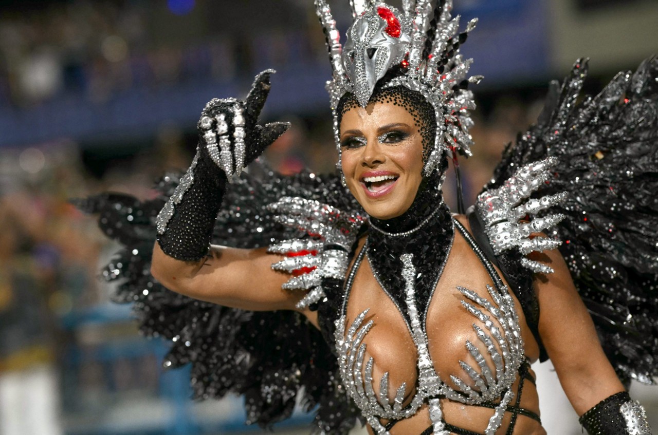 Viviane Araújo, rainha de bateria da Salgueiro, desfilou em destaque pela agremiação por mais um ano