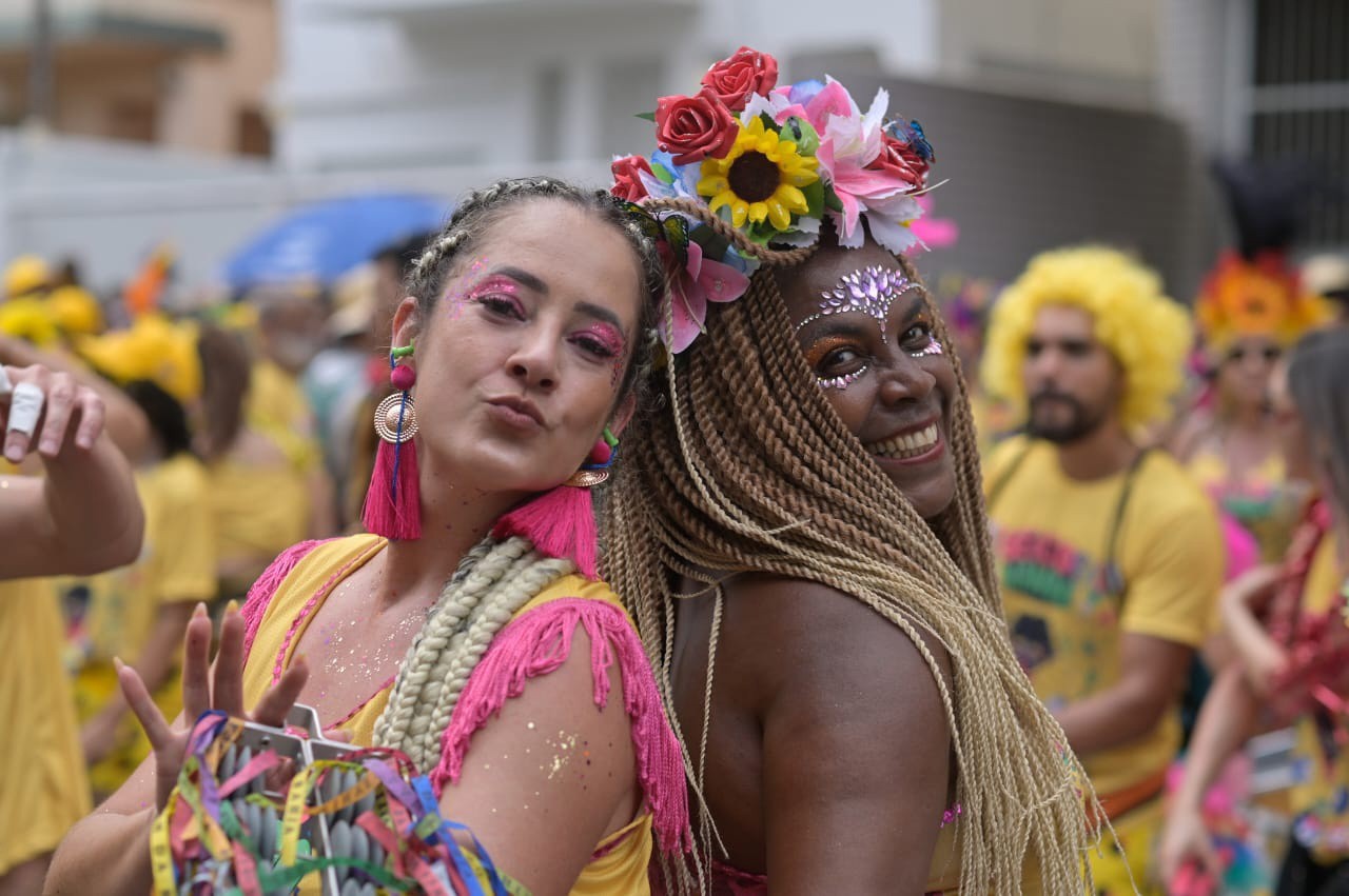 Fotos e vídeos mostram alegria e cores do bloco Beiço do Wando