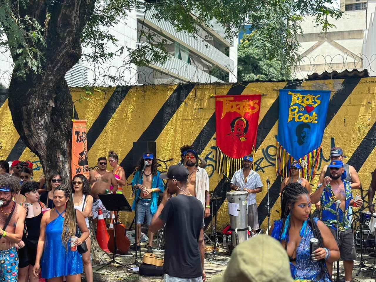 O bloco Tiozão do Pagode surgiu em 2015, a partir de uma reunião de amigos