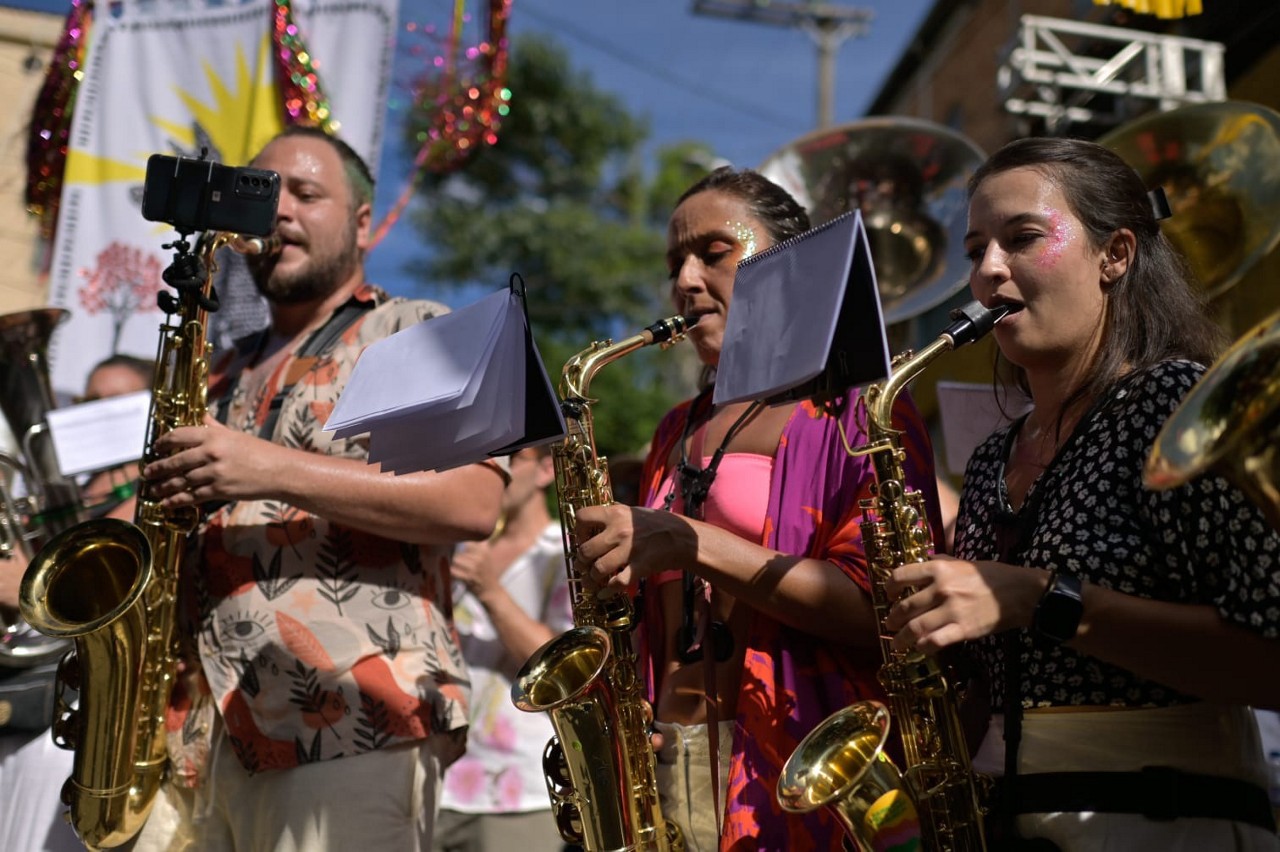 Baque Humaitá coloriu a via de vermelho e agitou os foliões ao som de grandes mestres da música do país