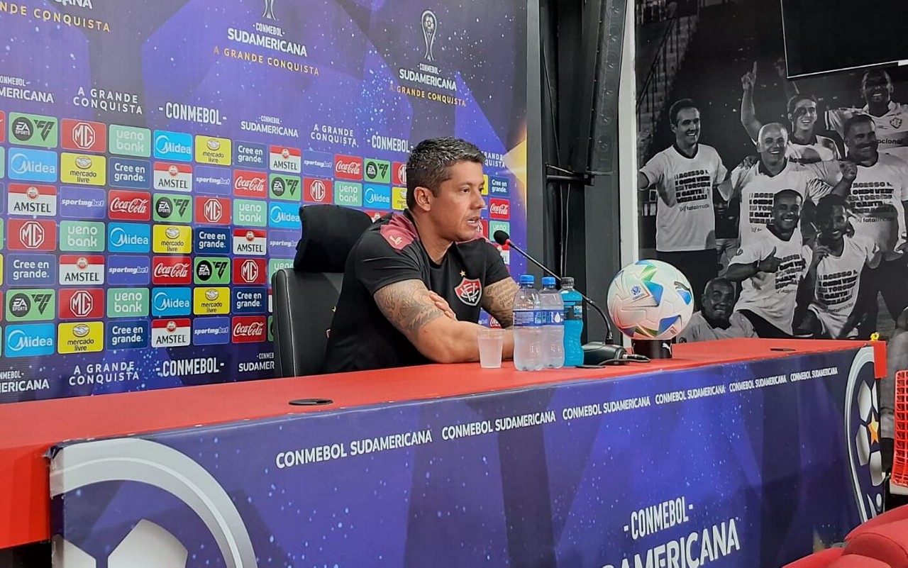 Carpini em entrevista coletiva pelo Vitória, após derrota na Sul-Americana (Foto: Rafael Carmo / Lance!)