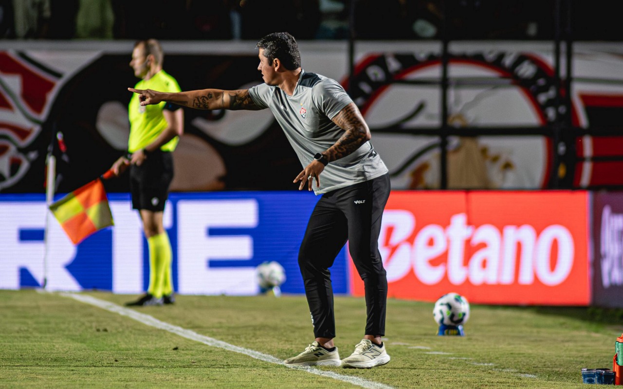 Thiago Carpini em Vitória x Santos pelo Brasileirão (Foto: Victor Ferreira / EC Vitória)