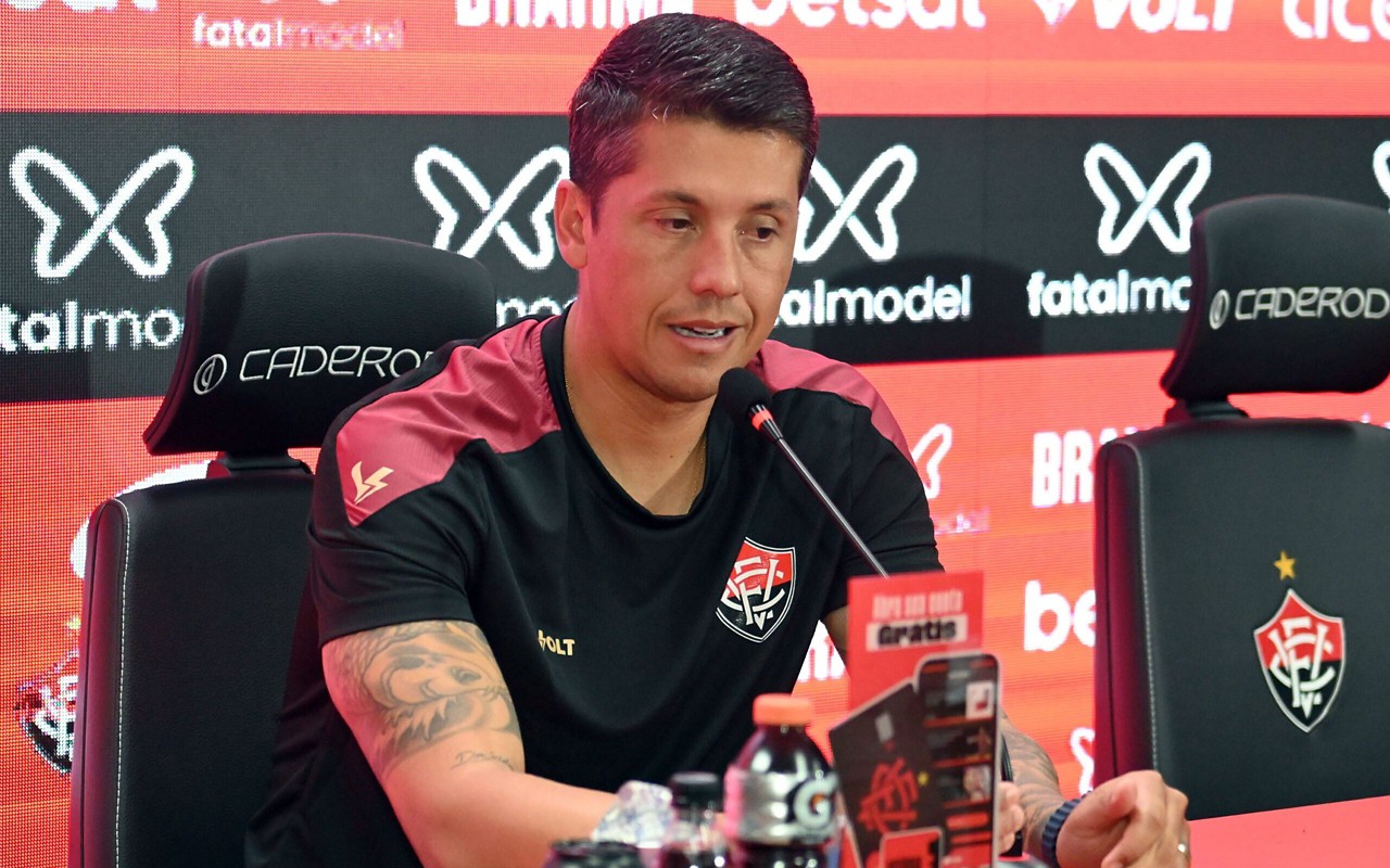 Thiago Carpini em entrevista coletiva (Foto: Walmir Cirne/AGIF)
