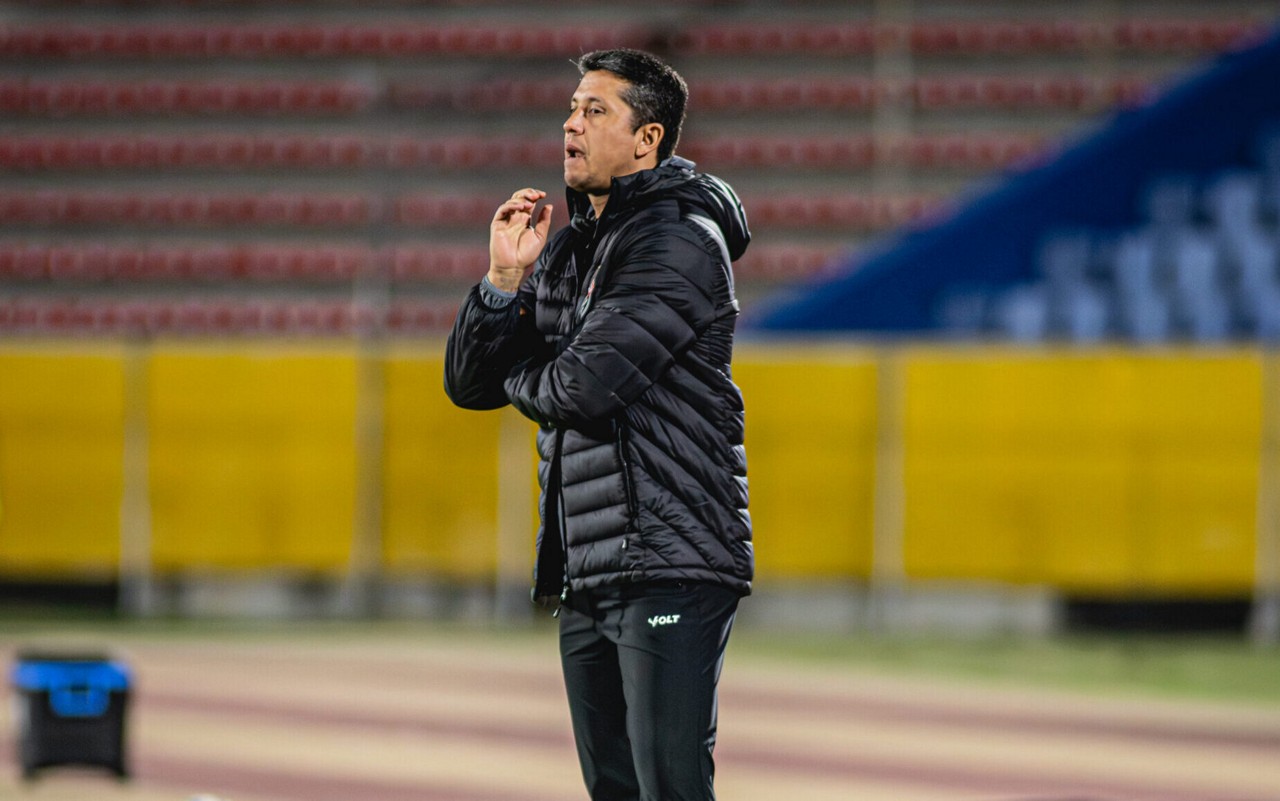 Carpini comanda o Vitória contra a Universidad Católica (Foto: Victor Ferreira / EC Vitória)