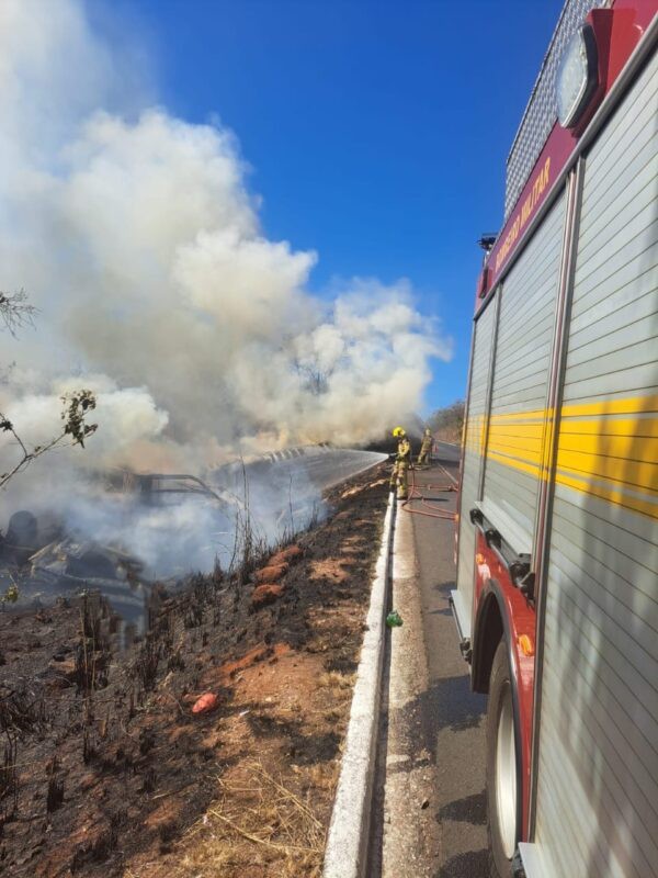 Carreta carregada de MDF pega fogo e motorista morre preso às ferragens na BR-251, em Salinas