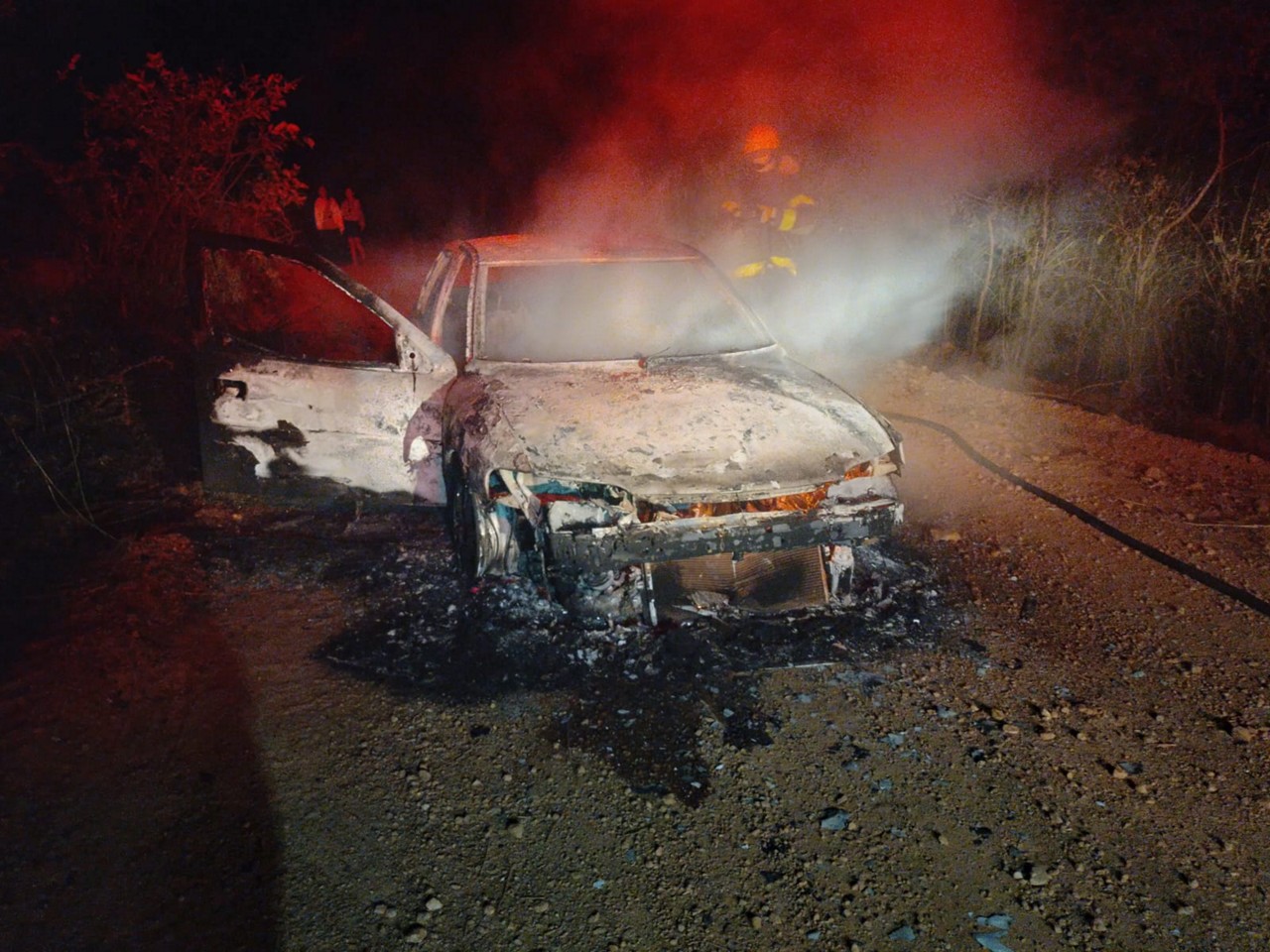 Carro pega fogo em estrada vicinal no Norte de Minas; ninguém se feriu