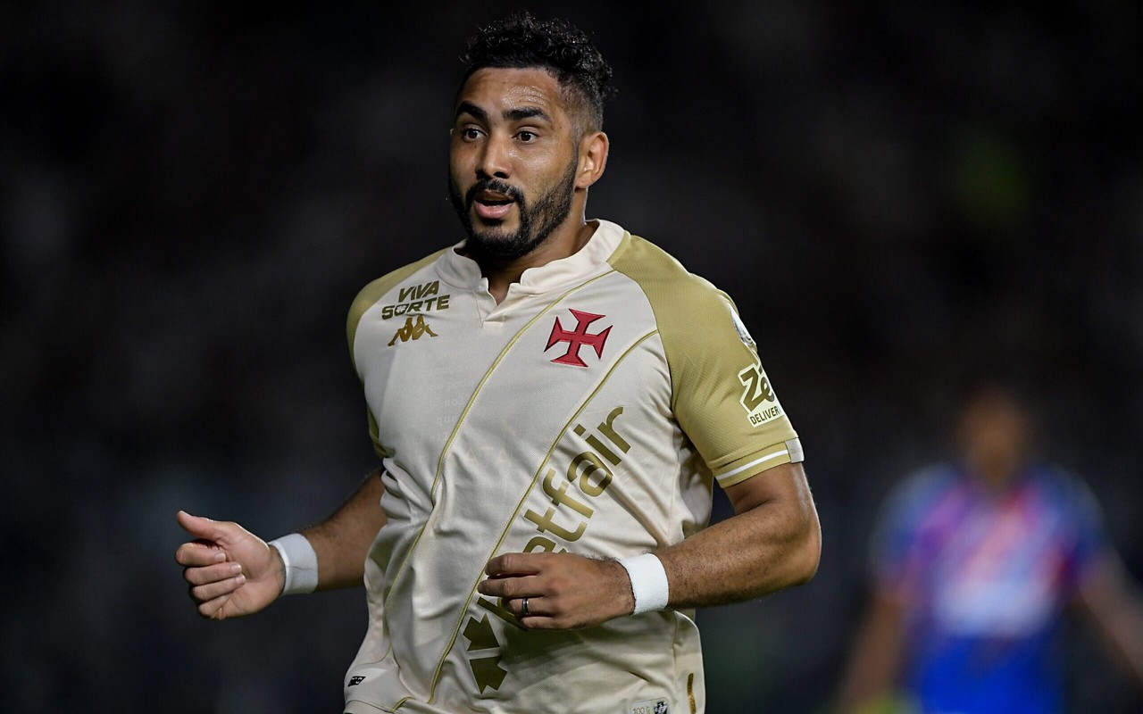 Payet está sendo investigado pela Delegacia de Atendimento à Mulher (Foto: Thiago Ribeiro/AGIF)