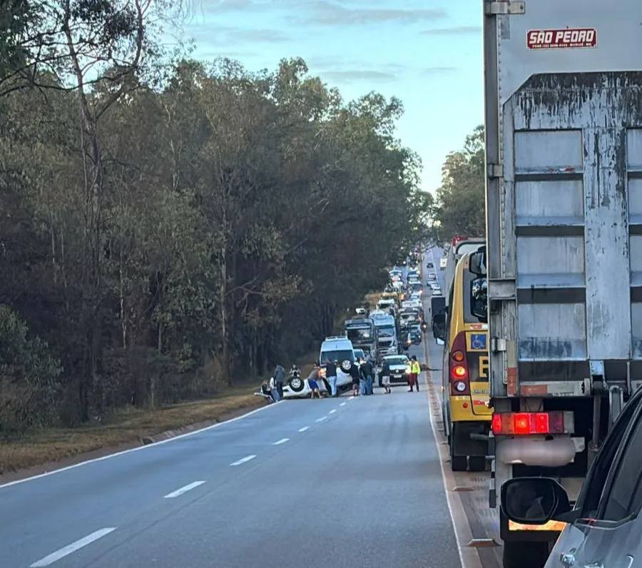 Acidente bloqueou o trânsito e provocou lentidão na rodovia