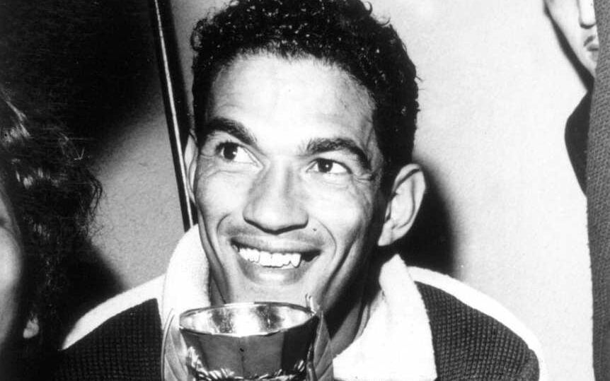 Garricnha com a taça da Copa do Mundo (Foto: Divulgação/FIFA)
