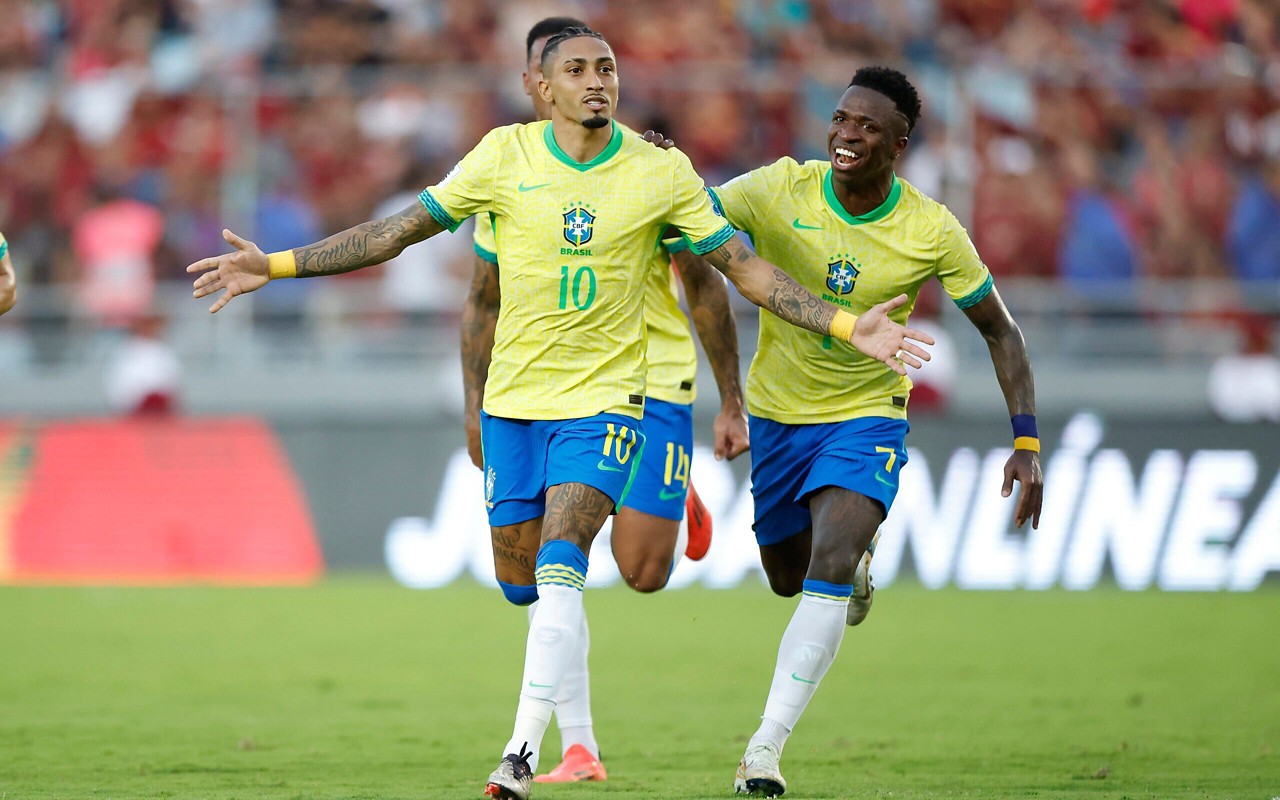 Raphinha e Vini Jr. estão entre os jogadores mais valiosos da Seleção Brasileira. (Foto: Rafael Ribeiro/CBF)