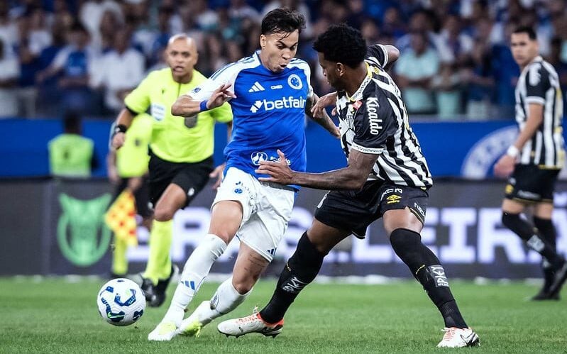 Árbitro Wilton Pereira Sampaio anula gol de Kaio Jorge, após revisão do VAR (Foto: Gustavo Aleixo/Cruzeiro)