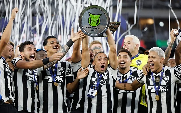 O Botafogo ergue a taça de campeão do Brasileirão 2024 entregue pela CBF (Foto: Rafael Ribeiro/CBF/Divulgação)