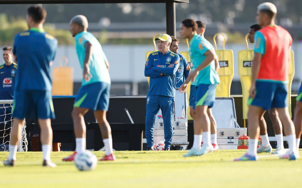 Carlo Ancelotti durante primeiro treino no comando da Seleção Brasileira (Foto: @rafaelribeirorio / CBF)