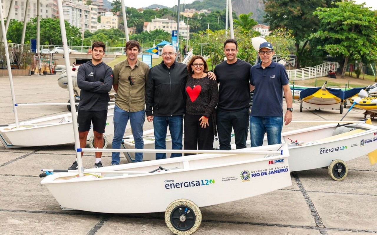 Jovens velejadores recebem novos barcos (foto: Marcelo Freire/Grupo Energisa)