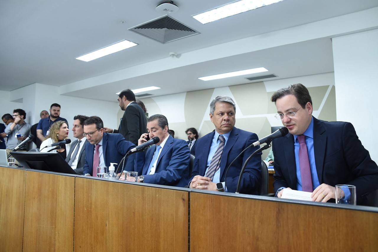 Thiago Cota (PDT) lê relatório que aprovou projeto encaminhado pelo governador Romeu Zema com reajuste de 3,62% aos servidores