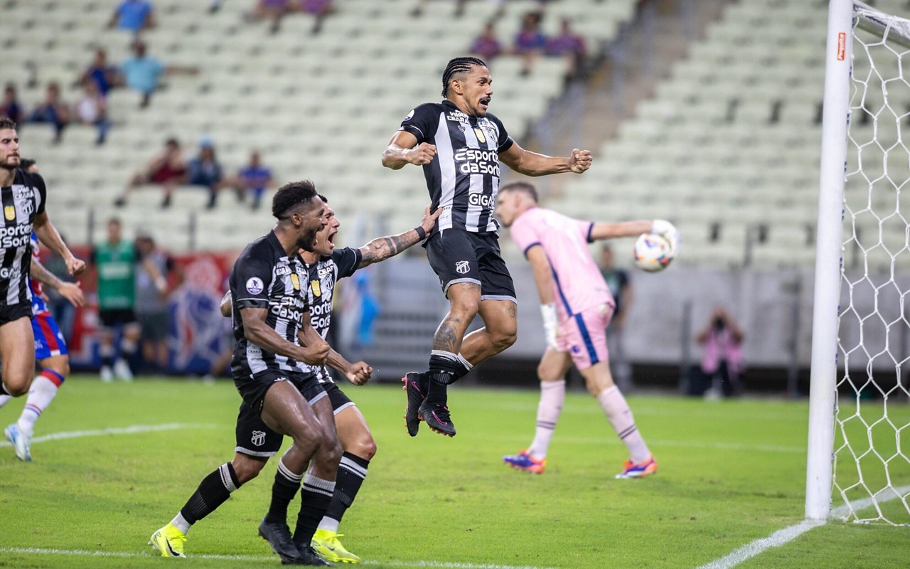 Fernando Sobral comemora gol após pênalti que decidiu o confronto para o Vozão (Foto: Baggio Rodrigues/AGIF)