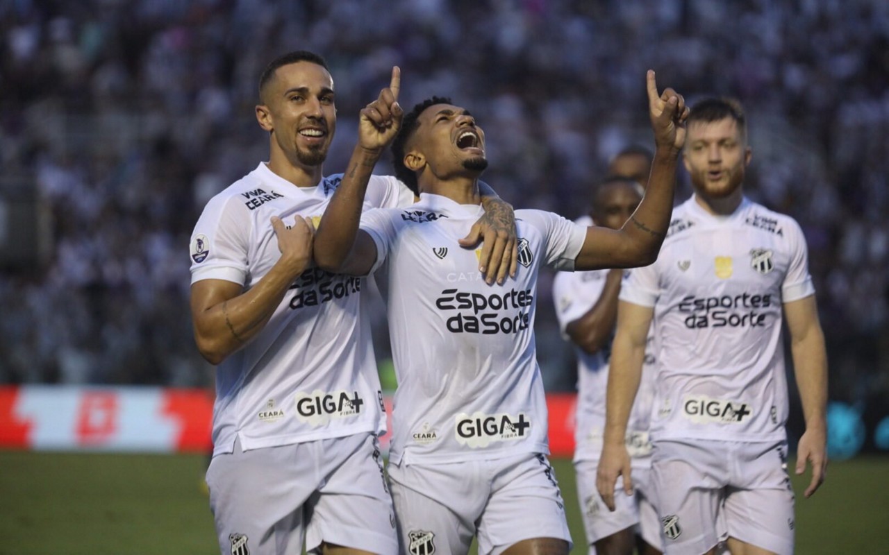 Fernandinho comemora gol em Ceará x Maracanã no Presidente Vargas (foto: Lucas Emanuel/AGIF)