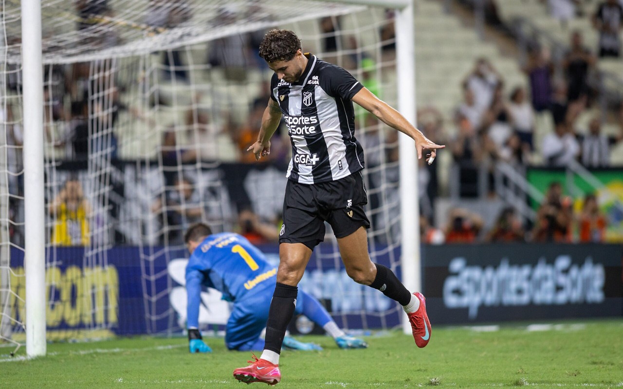 Pedro Raul comemora gol contra o Grêmio