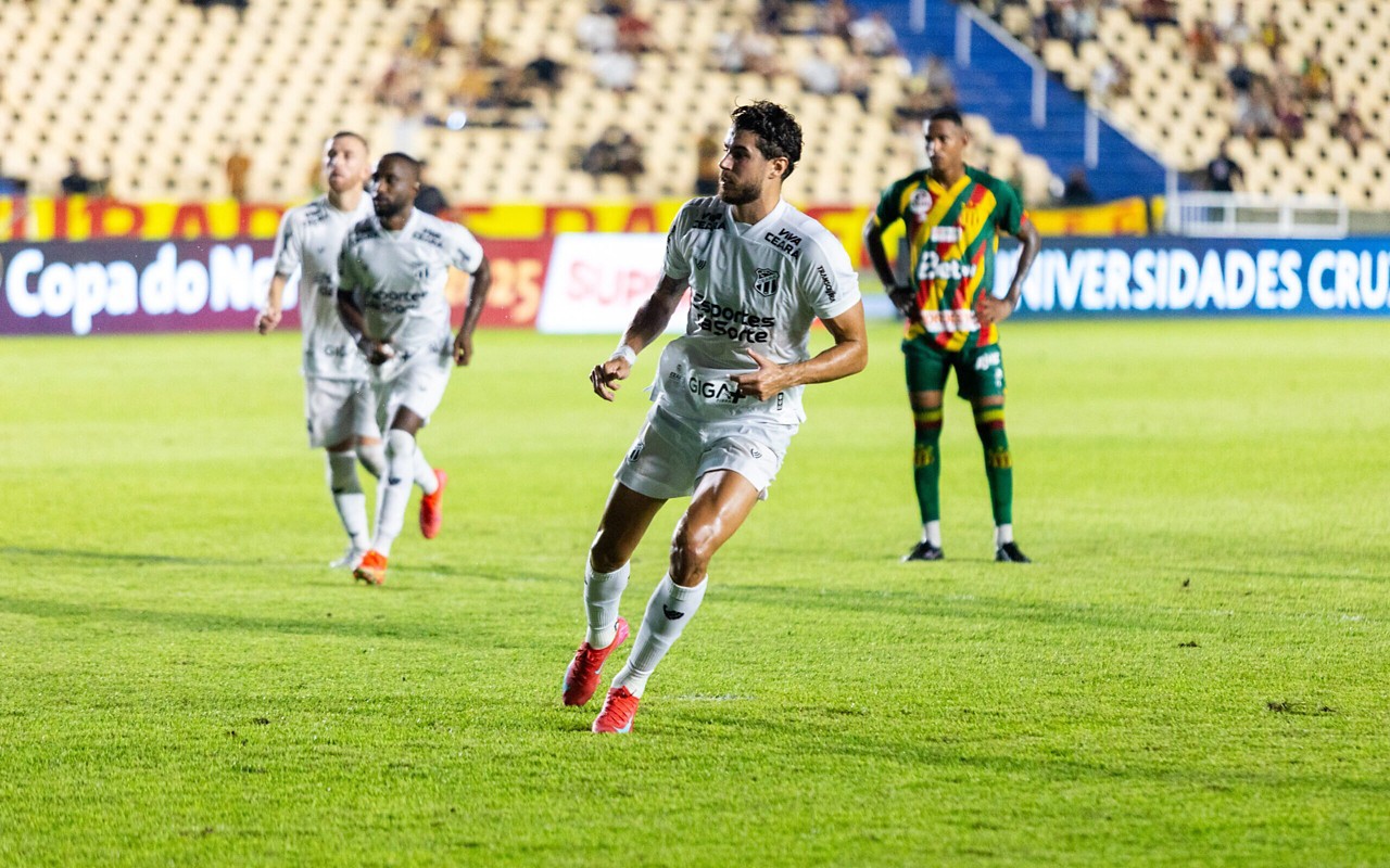 Pedro Raul na partida entre Sampaio Corrêa e Ceará, pela Copa do Nordeste (Foto: Felipe Santos/Ceará SC)