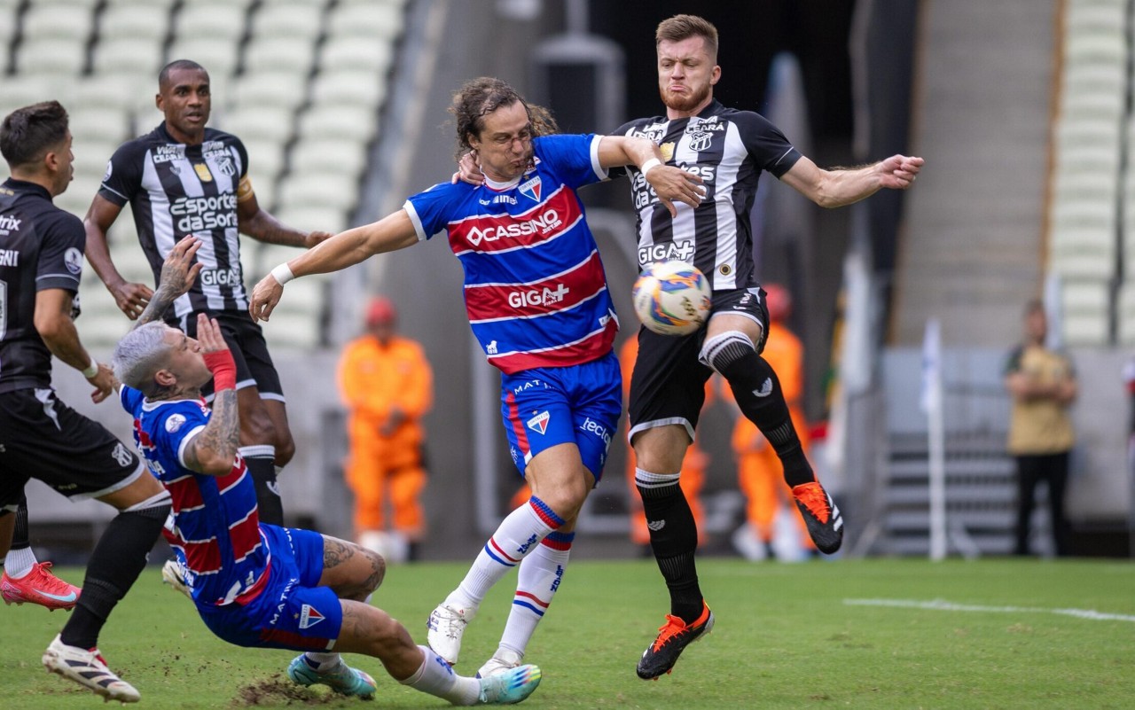 Fortaleza e Ceará em disputa por bola no jogo de ida da final do Campeonato Cearense 2025 (Foto: Baggio Rodrigues/AGIF)