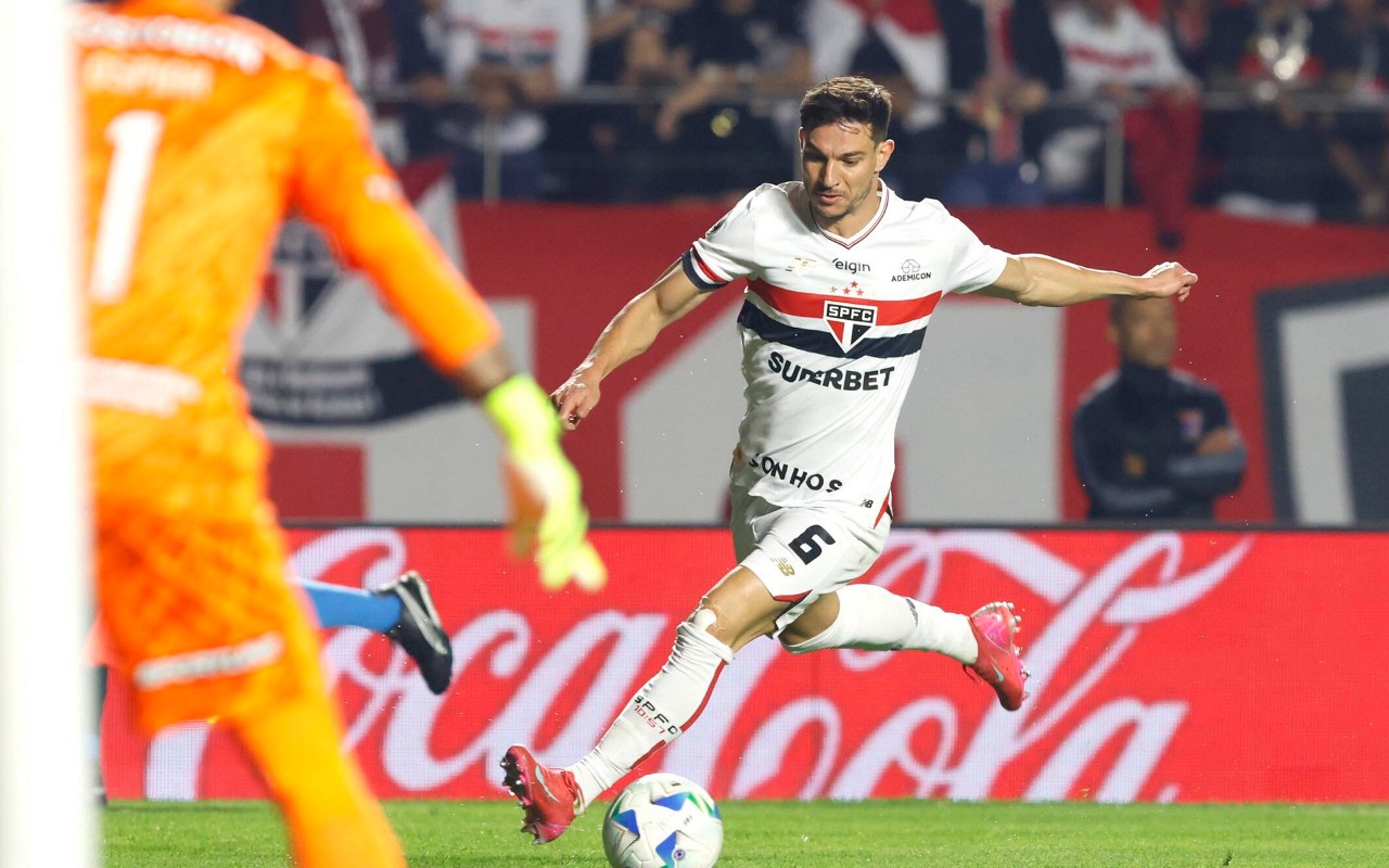 Cédric bateu o pênalti que classificou o São Paulo (Foto: Rubens Chiri, Nilton Fukuda e Paulo Pinto/Saopaulofc)