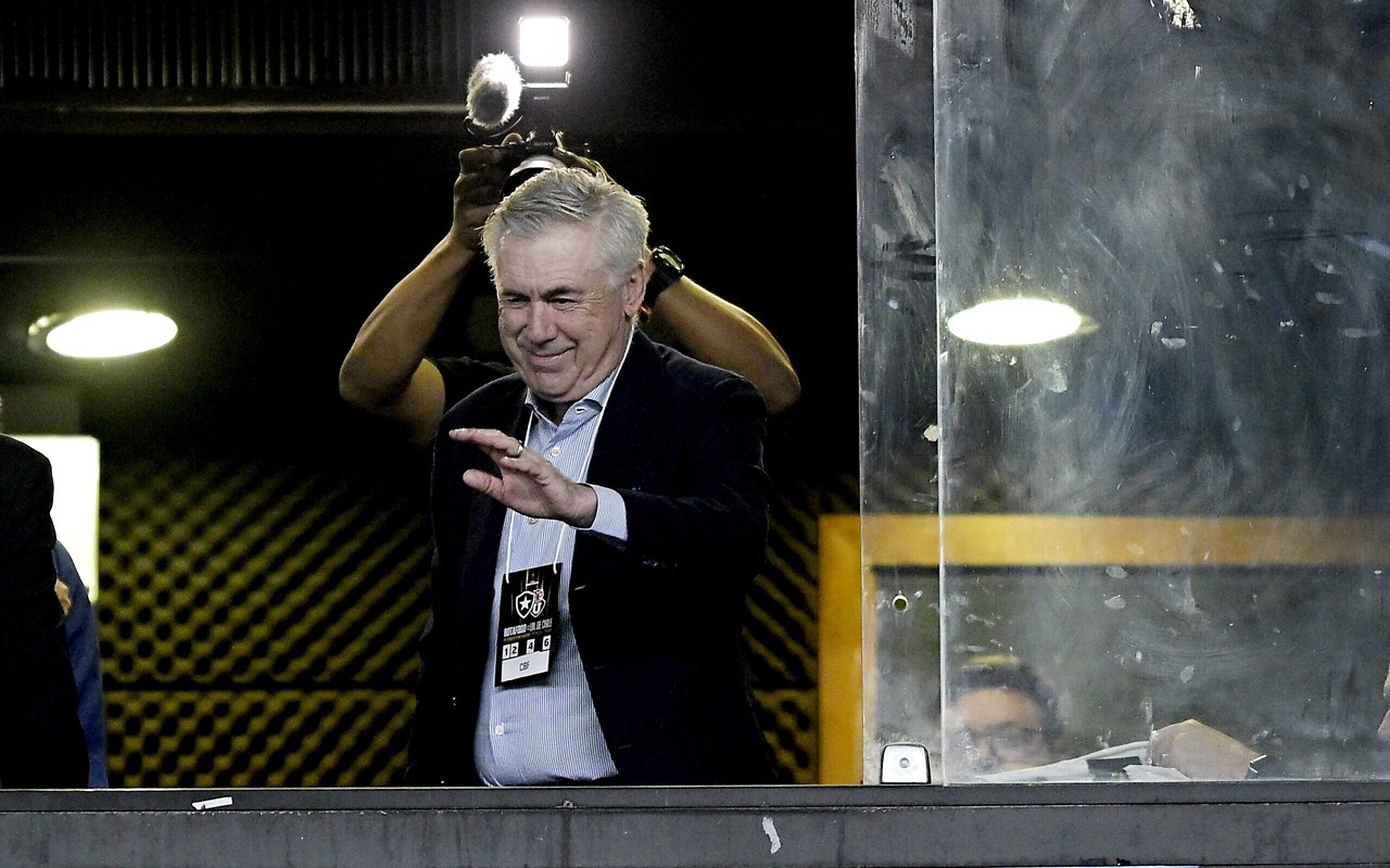 Ancelotti foi ao estádio Nilton Santos e acompanhou a vitória do Botafogo (Foto: Alexandre Loureiro/AGIF)