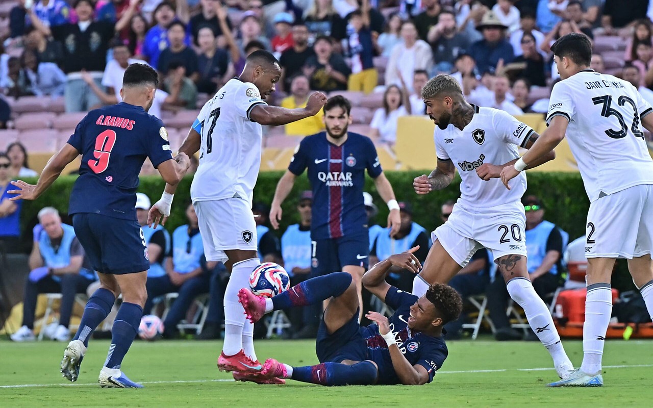 Botafogo vence PSG no Rose Bowl Stadium (Foto: Frederic J. Brown/AFP)