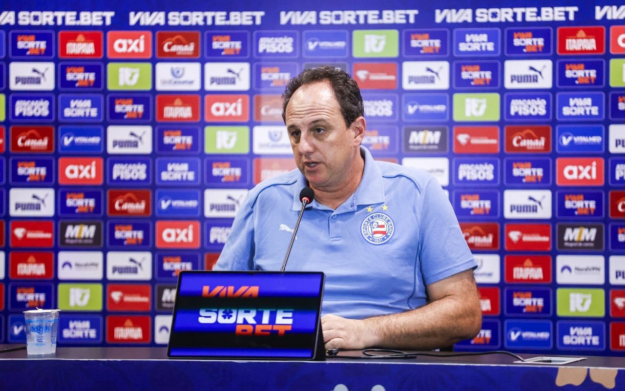 Rogério Ceni em entrevista coletiva (Foto: Rafael Rodrigues / EC Bahia)