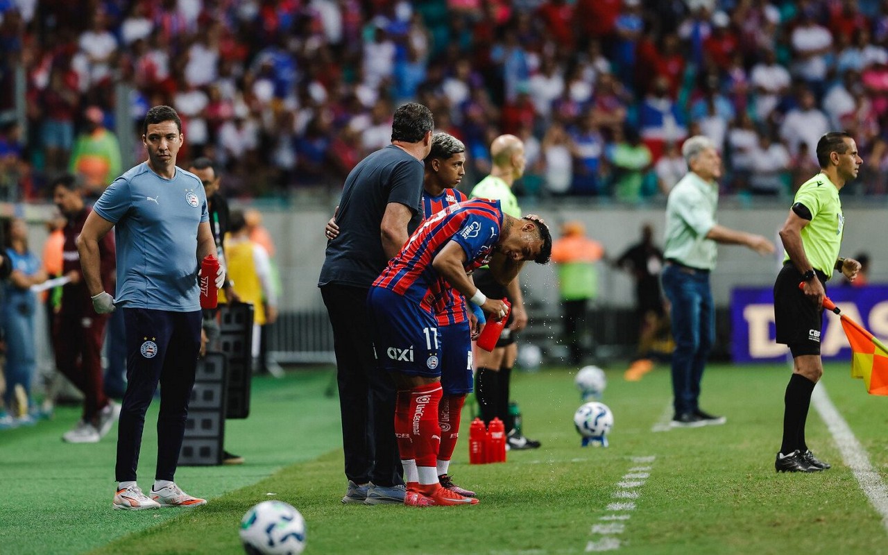 Rogério Ceni orienta Pulga e Lucho em jogo contra o Fluminense (Foto: Letícia Martins / EC Bahia)