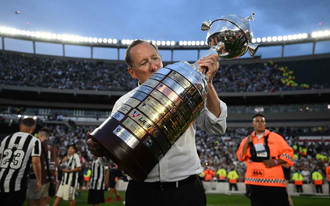 John Textor, dono do Botafogo, comemorando título da Libertadores 2024 com a taça (Foto: Luis Robayo/ AFP)