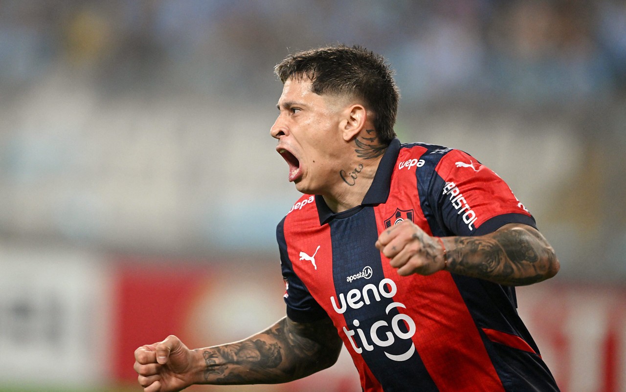 Cerro Porteño venceu o Sporting Cristal com um jogador a menos (Foto: Ernesto Benavides / AFP)