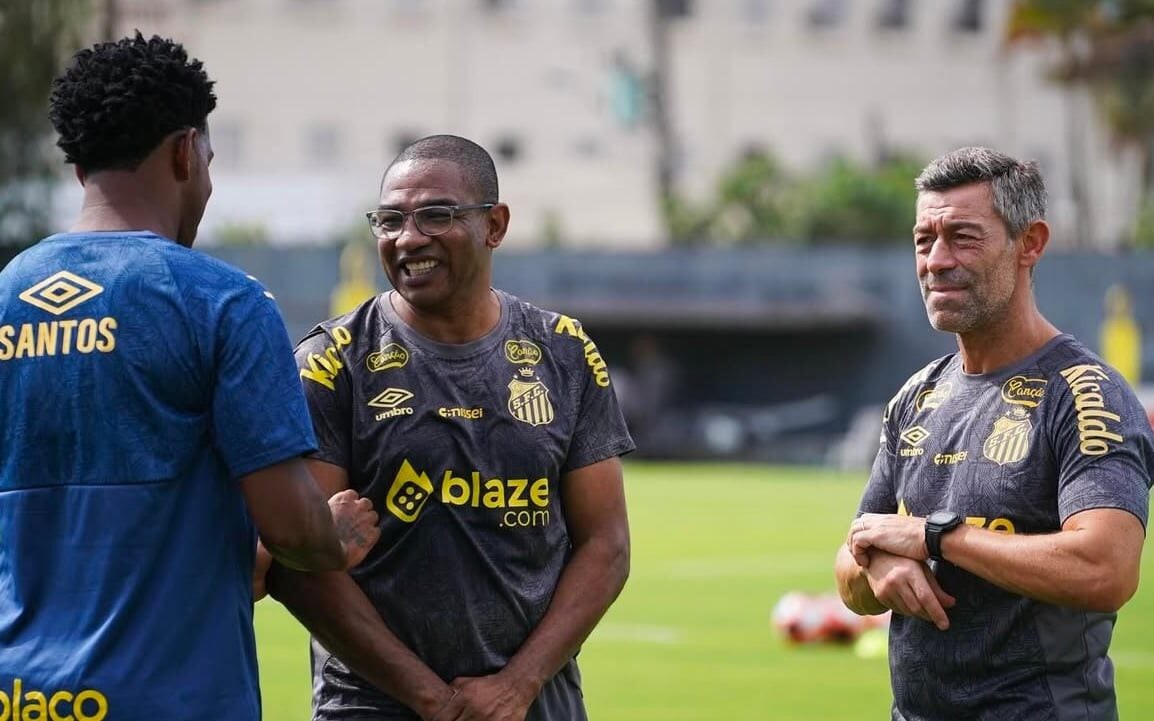 César Sampaio ao lado do zagueiro Gil (à esquerda) e Pedro Caixinha, ex-treinador do Santos (Foto: Guilherme Kastner / Santos FC)