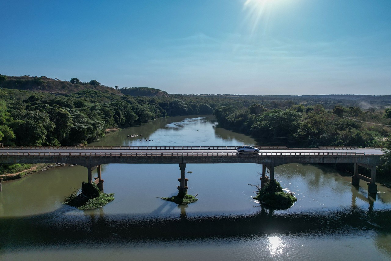 Ponte de concreto sobre o rio Paraopeba substitui a balsa comandada por Zé Figueiredo