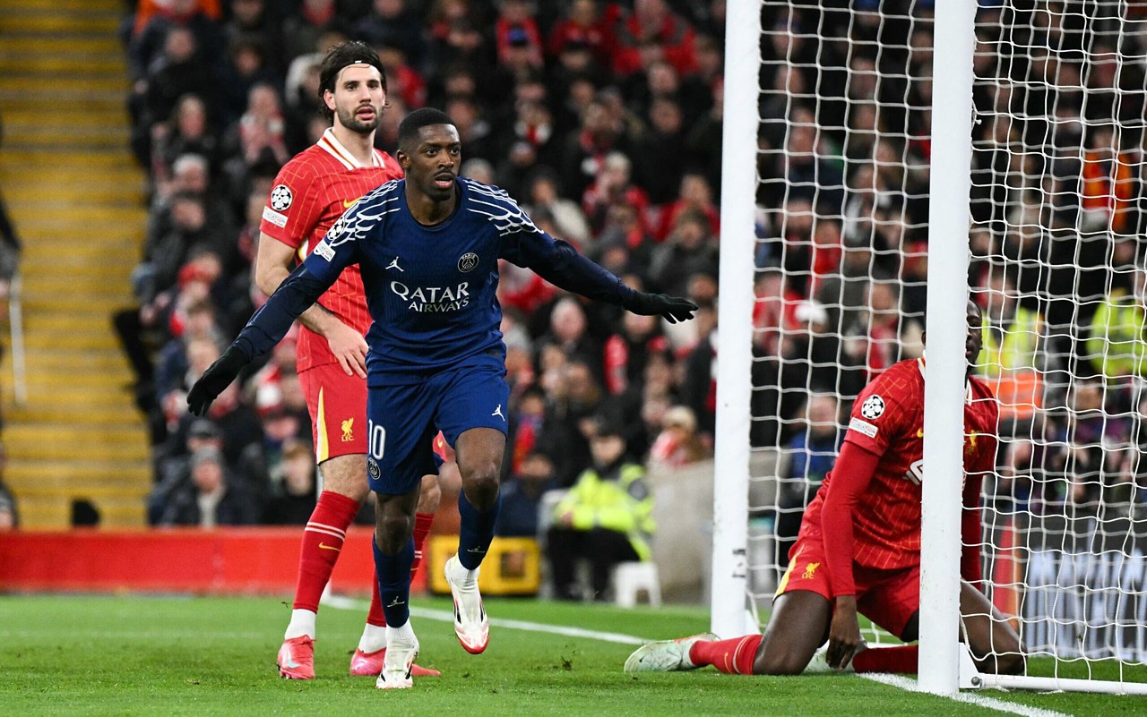 Ousmane Dembélé comemora gol contra o Liverpool pelo PSG Foto: Oli SCARFF / AFP)