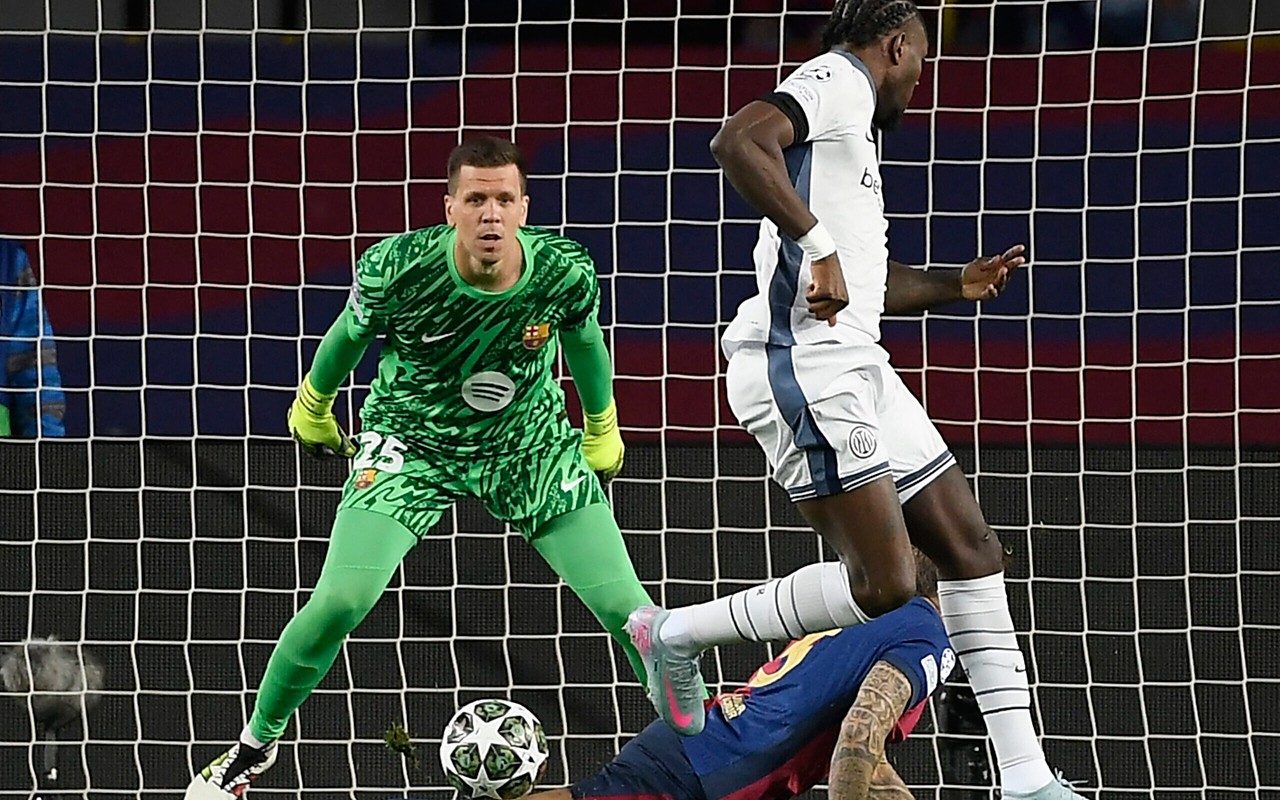 Inter Milan's French forward #09 Marcus Thuram celebrates scoring his team's first goal during the UEFA Champions League semi final first leg football match between FC Barcelona and Inter Milan at the Estadi Olimpic Lluis Companys in Barcelona on April 30, 2025. (Photo by Josep LAGO / AFP)