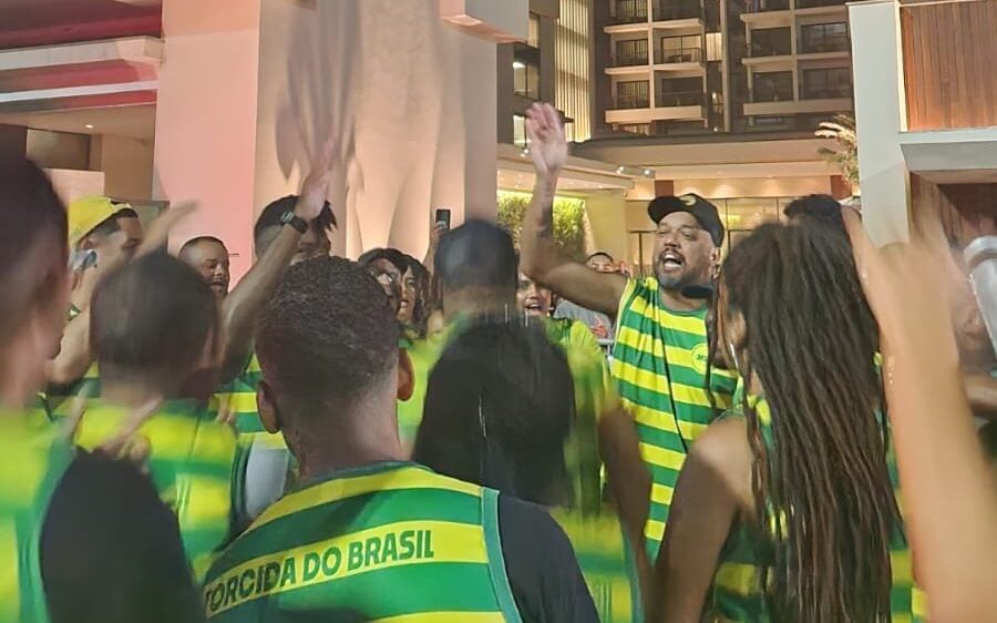 Hotel que receberá Ancelotti tem torcedores esperando o treinador (foto: Marcio Iannacca)