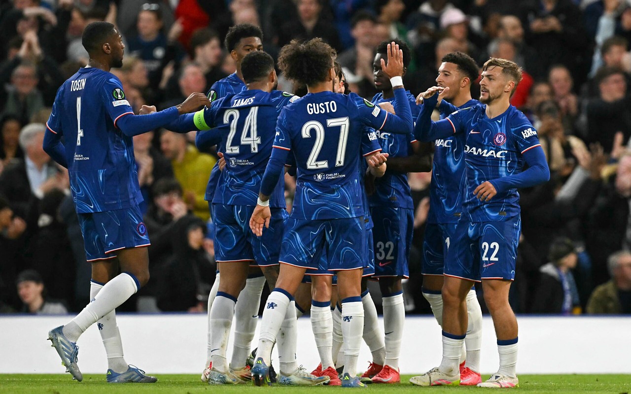 Elenco do Chelsea comemora gol contra o Djurgarden pela Conference League (Foto: Glyn Kirk/AFP)