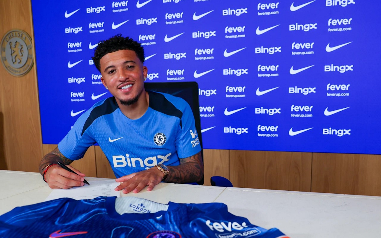 Jadon Sancho assinando com o Chelsea (Divulgação/Chelsea)