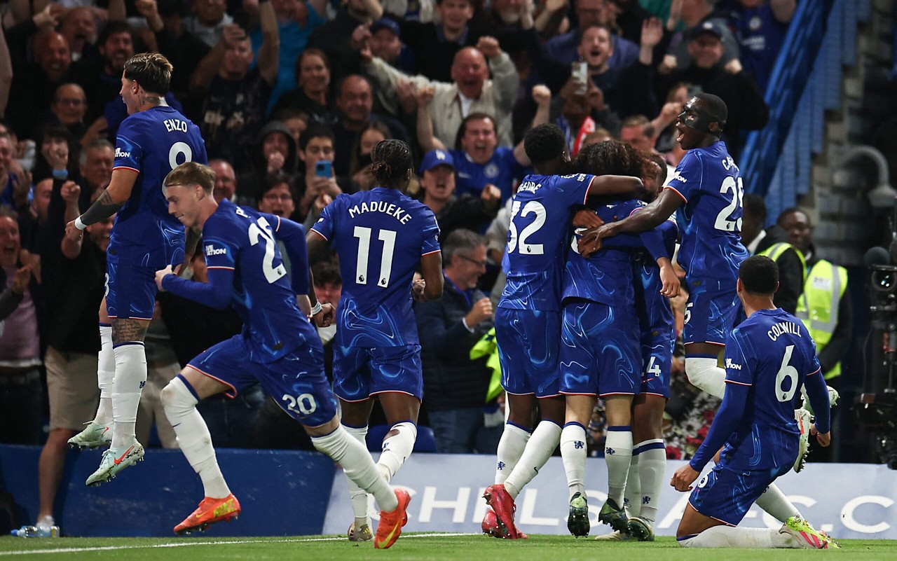 Jogadores do Chelsea comemoram gol de Cucurella sobre o Manchester United, pela Premier League (Foto: Henry Nicholls/AFP)