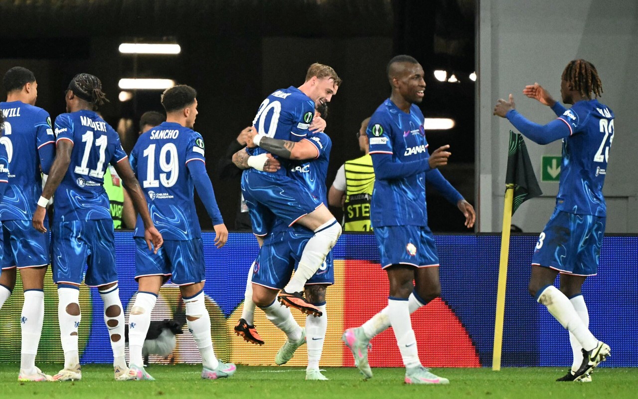 Chelsea celebrando o gol de Enzo Fernández, contra o Real Betis, pela Conference League (Foto: AFP)