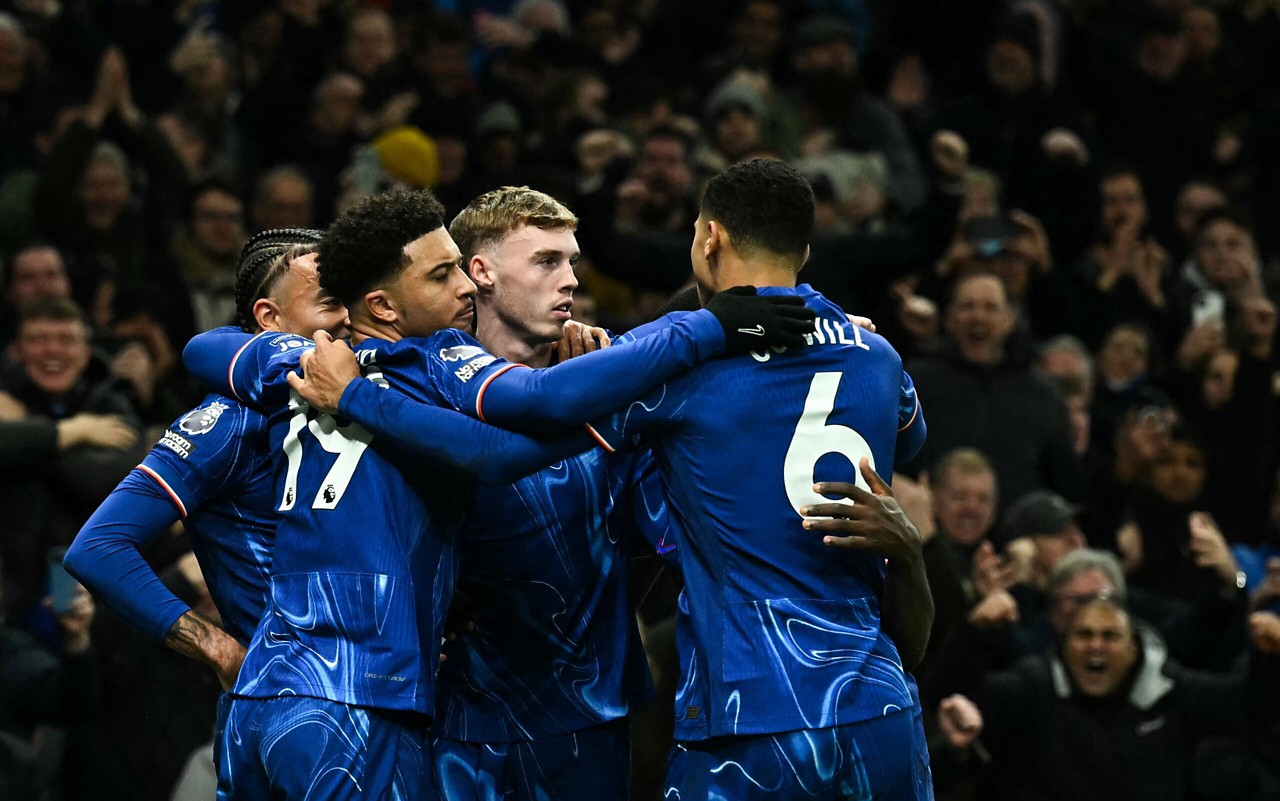 Jogadores do Chelsea comemoram gol sobre o Tottenham, pela Premier League (Foto: Ben STANSALL / AFP)
