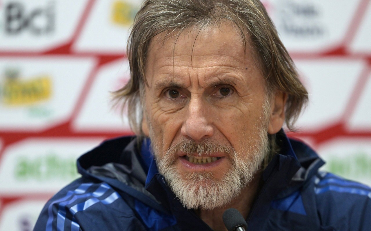Ricardo Gareca em coletiva de imprensa pela seleção chilena (Foto: Rodrigo Arangua/AFP)