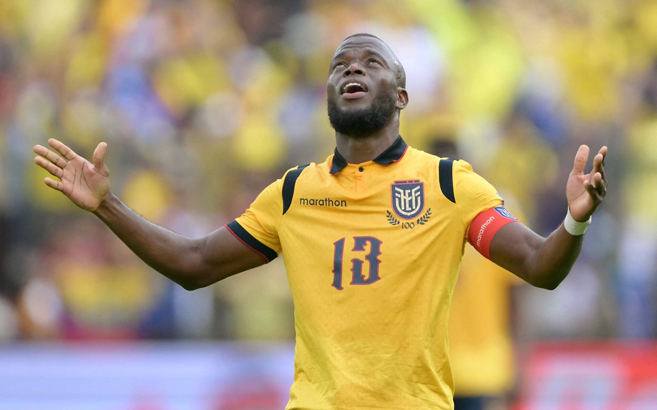 Enner Valencia comemora um de seus gols na vitória do Equador sobre a Venezuela (Foto: Rodrigo Buendia/AFP)
