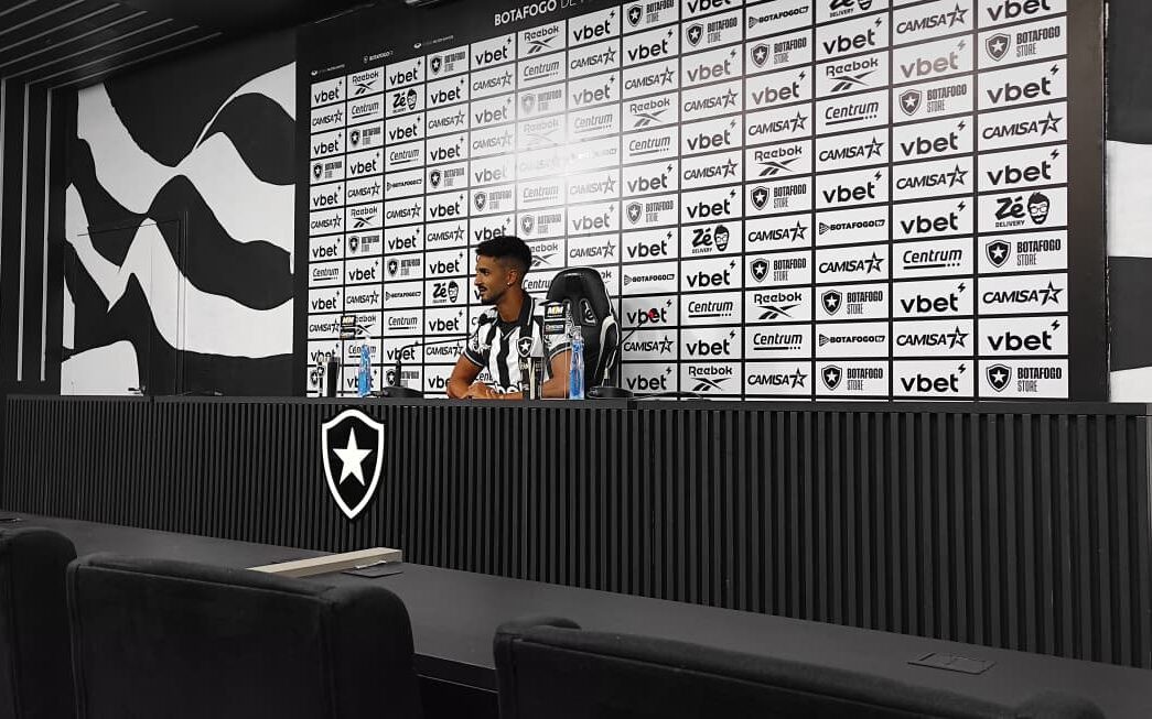 Chris Ramos foi apresentado pelo Botafogo no Nilton Santos (Foto: Leonardo Bessa/Lance!)