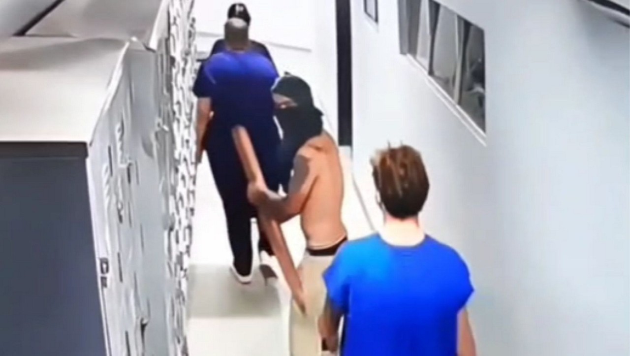 A ação criminosa foi registrada por câmeras de segurança