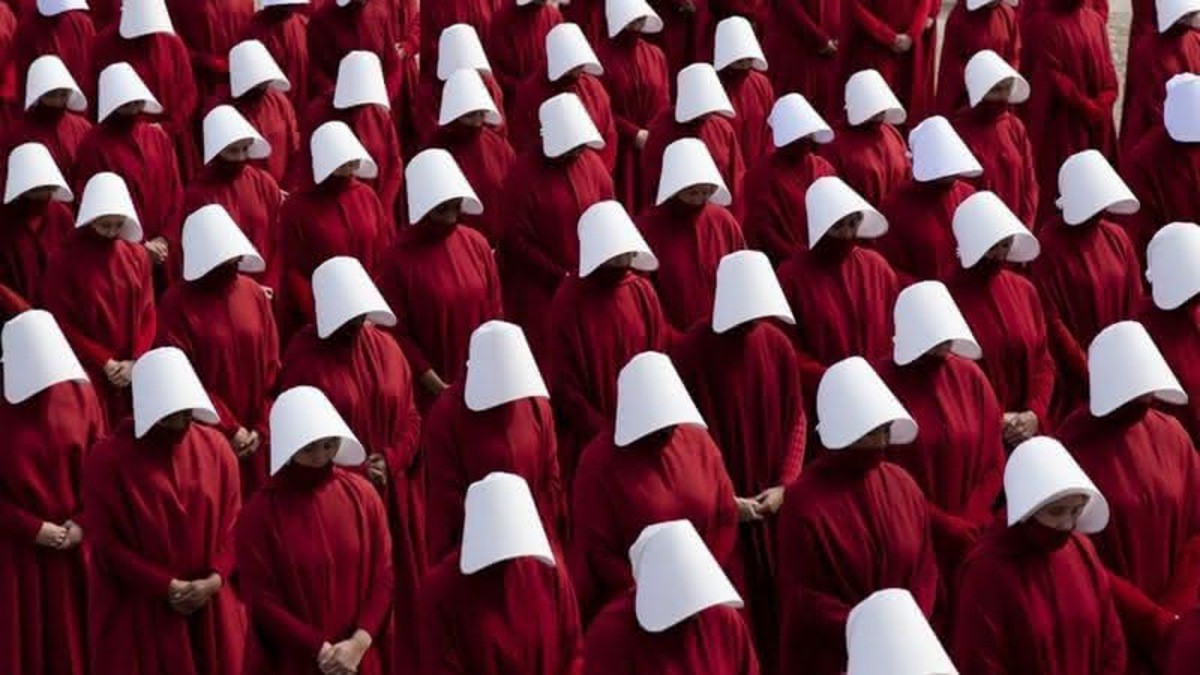 Cartaz de divulgação da série "O Conto da Aia", que se a em Gilead
