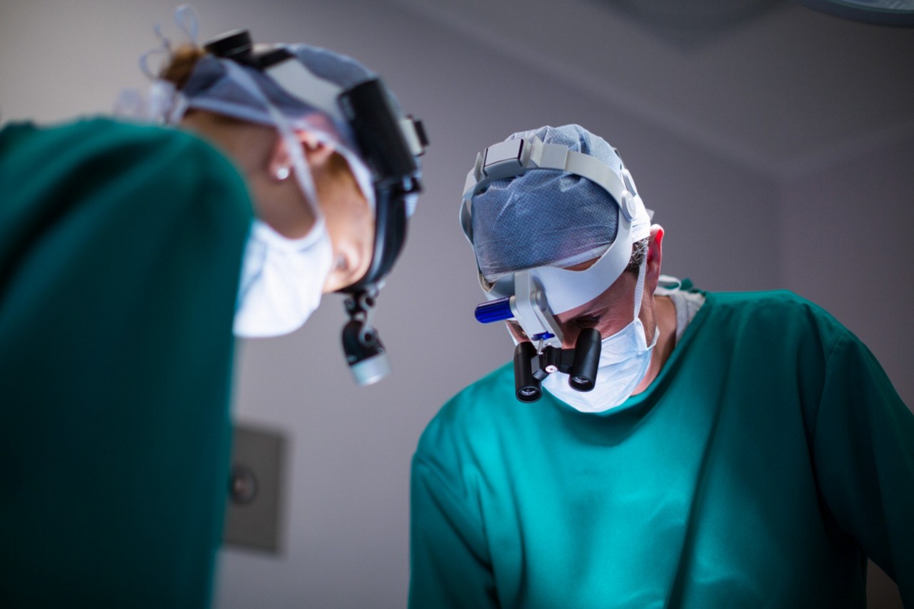 Mulher foi fazer uma cirurgia de laqueadura e teve diversas complicações no hospital 